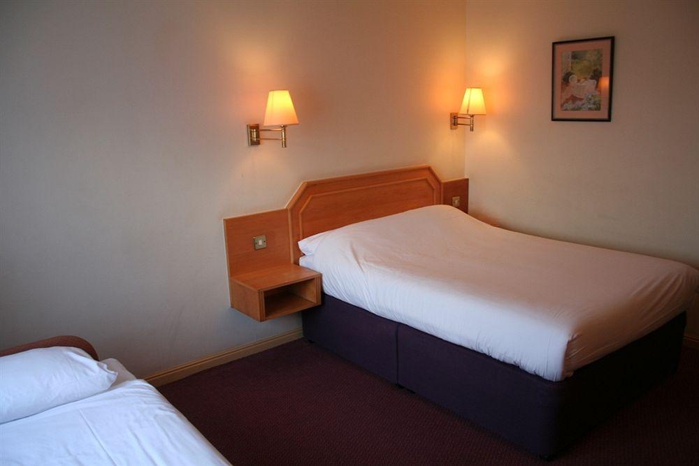 Days Inn Taunton Bagian luar foto