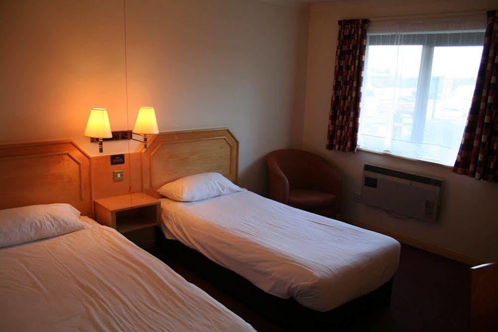 Days Inn Taunton Bagian luar foto